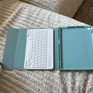iPad Wireless Keyboard Case for Tablets - Teal